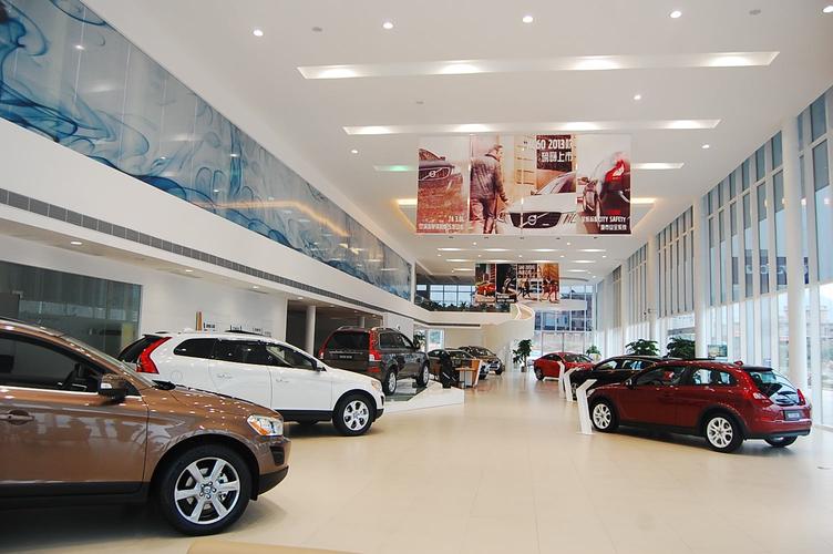 "经销商应当在经营场所以适当形式明示销售汽车,配件及其他相关产品的